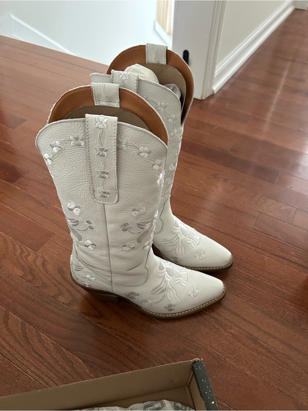 Excellent condition, worn once,Nordstrom White Embroidered Western Ankle Boots